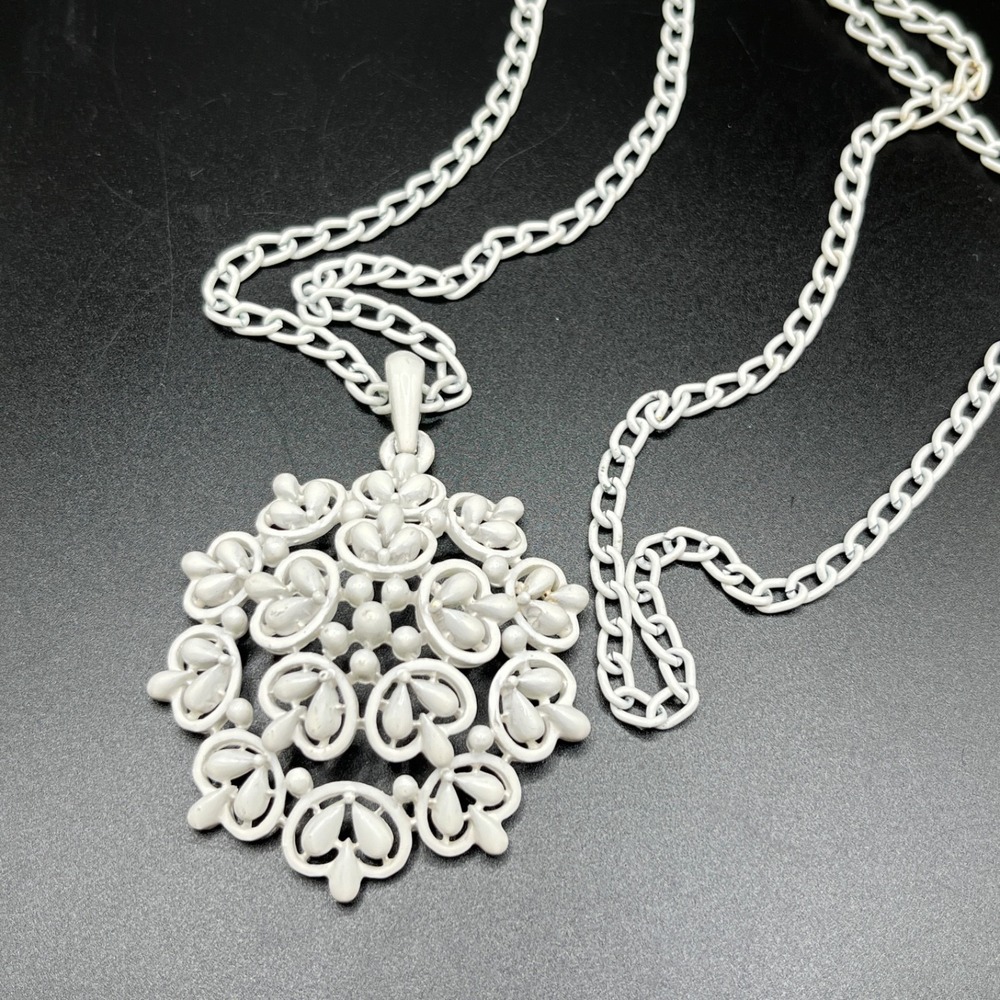 Vintage 1960s White Enamel Metal‎ Round Scrolling Medallion Pendant Necklace Mod
